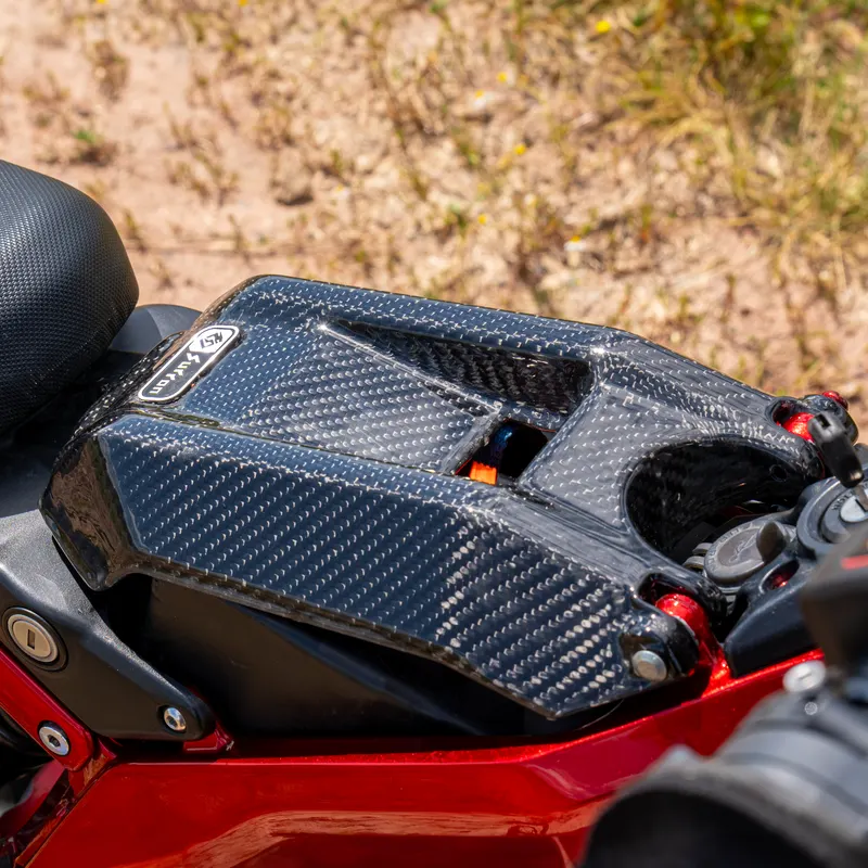 Surron X Carbon Akkudeckel – Ansicht 3